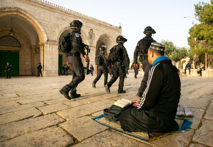 قوات كبيرة تقتحم باحات الأقصى وتطرد المصلين